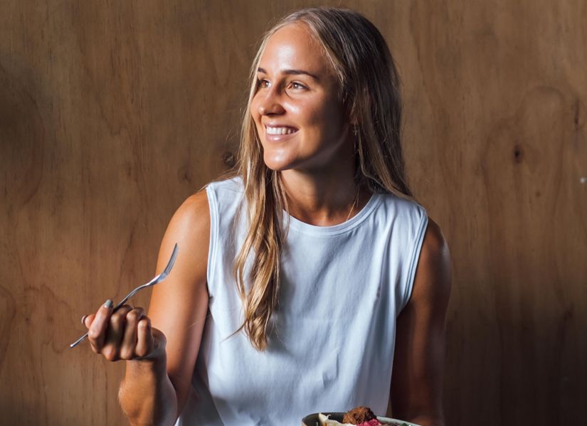 Alyssa Koenen holding a fork and healthy meal